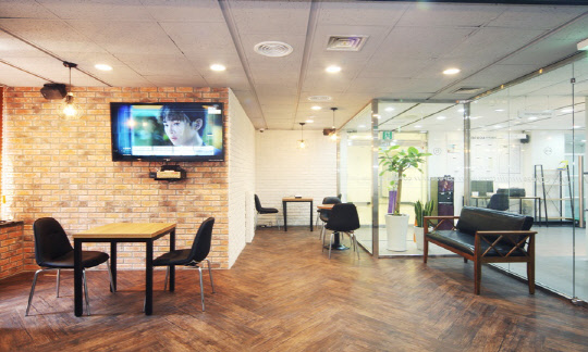 올해 6월 개점한 카페24 창업센터 부산중앙점의 콘퍼런스룸 전경.  카페24 제공